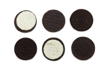 Beyaz arka planda izole edilmiş bisküviler. Çikolatalı sandviç. Kremalı. Tayland 'da en çok satan tatlı.. 