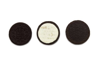 Beyaz arka planda izole edilmiş bisküviler. Çikolatalı sandviç. Kremalı. Tayland 'da en çok satan tatlı.. 