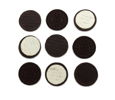 Beyaz arka planda izole edilmiş bisküviler. Çikolatalı sandviç. Kremalı. Tayland 'da en çok satan tatlı.. 