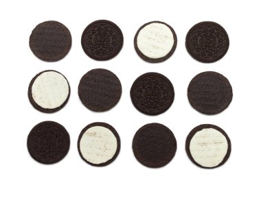 Beyaz arka planda izole edilmiş bisküviler. Çikolatalı sandviç. Kremalı. Tayland 'da en çok satan tatlı.. 