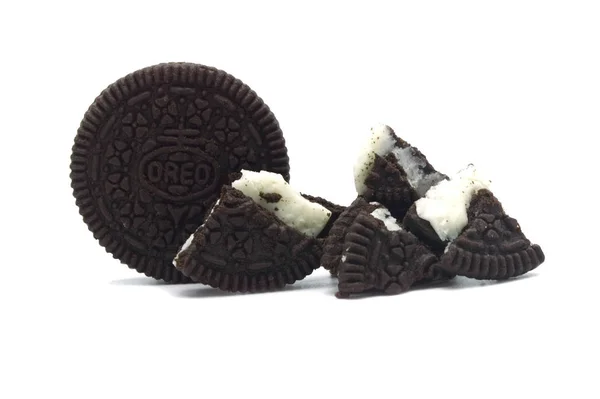 Oreo Μπισκότα Απομονώνονται Λευκό Φόντο Είναι Ένα Σάντουιτς Μπισκότα Σοκολάτας — Φωτογραφία Αρχείου