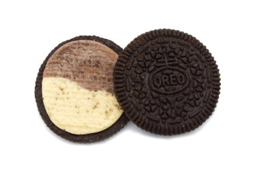 Beyaz arka planda izole edilmiş Oreo Bisküvileri. Fıstık ezmesi ve çikolata aromalı kremayla dolu bir sandviç kurabiyesi. Tayland 'ın en çok satan tatlısıdır..