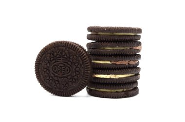 Beyaz arka planda izole edilmiş Oreo Bisküvileri. Fıstık ezmesi ve çikolata aromalı kremayla dolu bir sandviç kurabiyesi. Tayland 'ın en çok satan tatlısıdır..