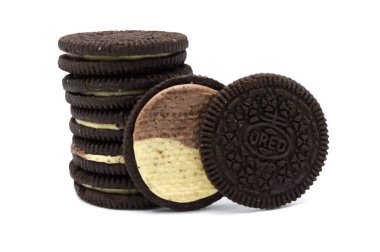 Beyaz arka planda izole edilmiş Oreo Bisküvileri. Fıstık ezmesi ve çikolata aromalı kremayla dolu bir sandviç kurabiyesi. Tayland 'ın en çok satan tatlısıdır..