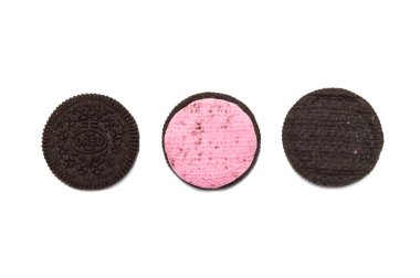 Çilekli kremalı Oreo Bisküvileri Çikolatalı Sandviç Kurabiyeleri. Beyaz arka planda izole edilmiş. Tayland 'ın en çok satan tatlısıdır.. 