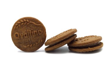 Beyaz arka planda izole edilmiş Ovaltine Çikolatalı Malt Sandviçi..