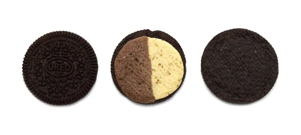 Oreo Biscuits Geïsoleerd Witte Achtergrond Het Een Sandwich Koekjes Gevuld — Stockfoto