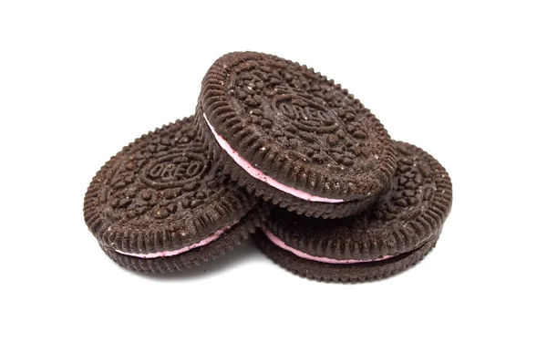 Oreo Biscuits Chocolate Sandwich Cookies Strawberry Flavored Cream Isolated White — Stock Photo, Image