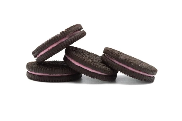 Oreo Biscuits Chocolade Sandwichkoekjes Met Aardbeiensmaak Room Geïsoleerd Witte Achtergrond — Stockfoto