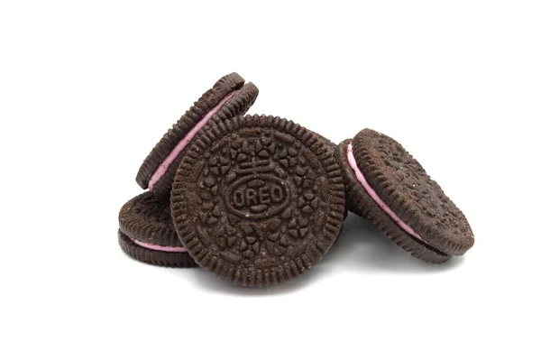 Oreo Biscuits Chocolate Sandwich Cookies Strawberry Flavored Cream Isolated White — Stockfoto