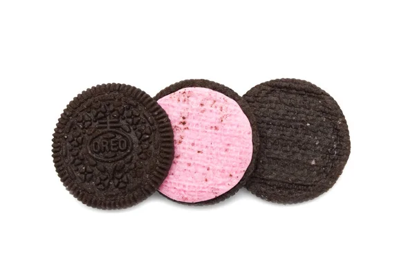 Ciasteczka Czekoladowe Oreo Ciasteczka Czekoladowe Kremem Smaku Truskawkowym Odizolowany Białym — Zdjęcie stockowe