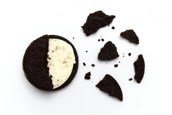 Oreo Biscuits Crumbs White Background Double Stuf Chocolate Sandwich Cookies — Stockfoto