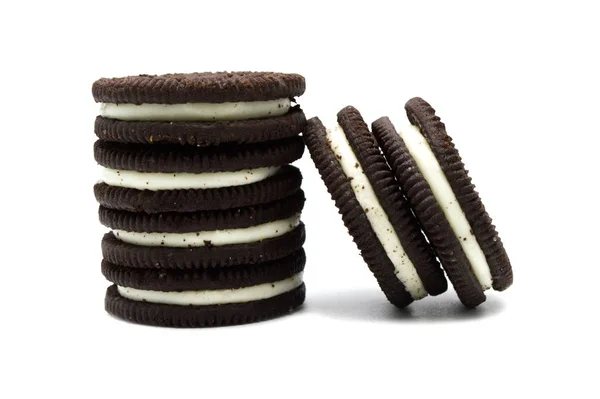 Oreo Biscuits Geïsoleerd Witte Achtergrond Het Een Dubbele Stuf Chocolade — Stockfoto
