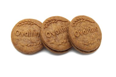 Beyaz arka planda izole edilmiş Ovaltine Çikolatalı Malt Sandviçi..