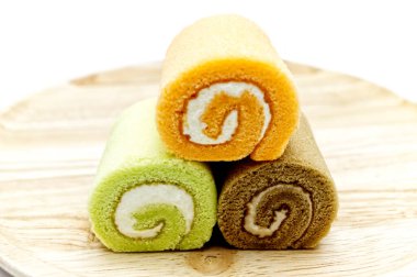 Beyaz arka planda izole edilmiş ahşap tabakta reçelli kek..