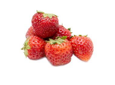 Beyaz arka planda izole edilmiş çilekler.