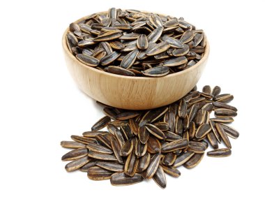 Beyaz arka planda izole edilmiş ayçiçeği tohumları. Kavrulmuş, orjinal aromalı, harika besleyici ve yağlı, bu da onu yüksek enerji kaynağı yapıyor. Diyet ve sağlıklı beslenme için..