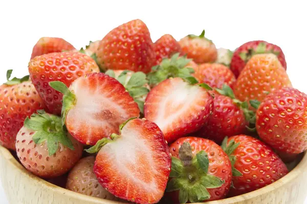 Aardbeien Houten Kom Geïsoleerd Witte Achtergrond — Stockfoto