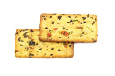 Beyaz arka planda izole edilmiş sebzeli ince bisküvi..