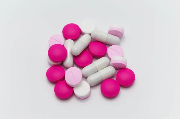 处方药 胶囊和不同颜色的药片都混在一起了 白色背景 — 图库照片