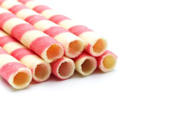Pembe çizgili gofret ruloları beyaz arkaplanda izole edilmiş ve boşluğu kopyala.