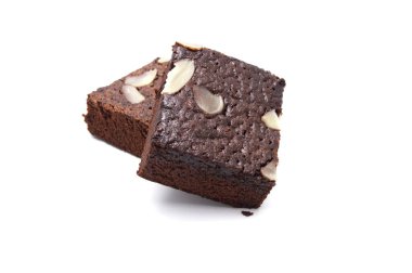 Dilimlenmiş badem fıstıklı çikolatalı kek. Beyaz arka planda izole edilmiş.. 