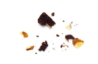 Dilimlenmiş badem fıstıklı kek parçacıkları beyaz arka planda izole edilmiş..