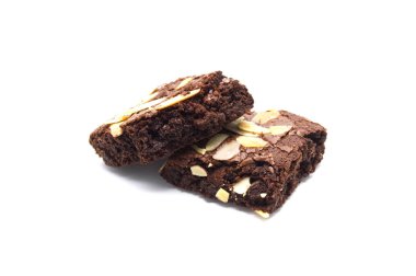 Her iki çikolatalı brownie de beyaz arka planda izole edilmiş badem fıstığı soslu..