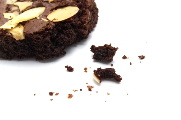 Desmenuzar Brownies Chocolate Con Aderezos Almendras Rodajas Aisladas Sobre Fondo — Foto de Stock