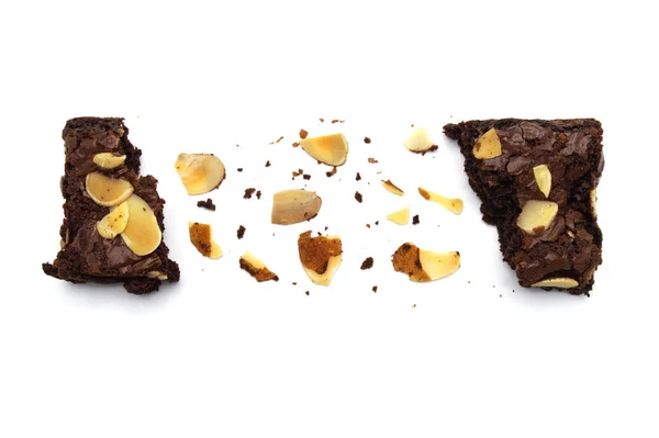 Dilimlenmiş Badem Fıstıklı Çikolatalı Brownie Ler Kırılmış Kırıntılar Beyaz Arka — Stok fotoğraf