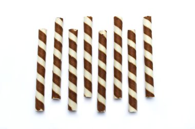 Çikolatalı bisküvi çubuğu beyaz arka planda izole edilmiş..