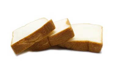 Beyaz arka planda izole edilmiş taze ev yapımı ekmek dilimi.. 