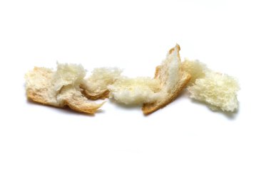 Beyaz arka planda izole edilmiş taze ekmek ve kırıntılar.. 