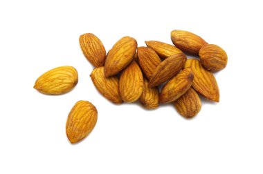 Beyaz arka plan üzerinde izole badem fındık.