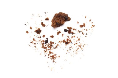 Kurabiyeler kırılmış ve çikolata parçacıklı kırıntılar beyaz arka planda izole edilmiş..