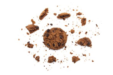 Çikolata parçalı kurabiyeler ve beyaz arka planda bazı kırık ve kırıntılar..