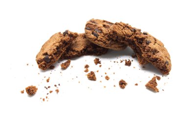 Beyaz arka planda kırılmış ve kırıntıları olan çikolatalı kurabiyeler..