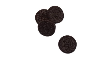 Beyaz arka planda izole edilmiş Oreo Bisküvileri. Tatlı kremalı sandviç çikolatalı kurabiyeler Tayland 'da en çok satan tatlıdır..