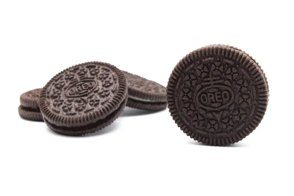 Oreo Μπισκότα Απομονώνονται Λευκό Φόντο Μπισκότα Σοκολάτας Σάντουιτς Μια Γλυκιά — Φωτογραφία Αρχείου