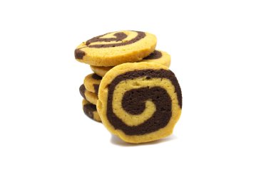 Beyaz arka planda izole edilmiş spiral şeklinde kurabiyeler. El yapımı bisküviler..
