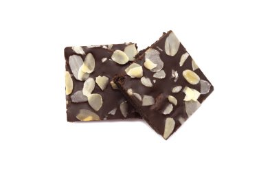 Beyaz arka planda izole edilmiş badem fıstıklı çikolatalı brownie..