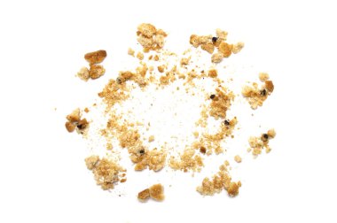 Beyaz arka planda izole edilmiş çikolata parçacıklı kurabiye kırıntıları. Tatlı bisküviler lezzetli ve çıtır çıtır ev yapımı pastalar..