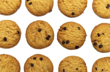 Beyaz arka planda izole edilmiş çikolatalı kurabiyeler. Tatlı bisküviler lezzetli ve çıtır çıtır ev yapımı pastalar..