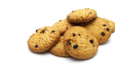 Beyaz arka planda çikolatalı kurabiyeler. Bir yığın tatlı bisküvi Lezzetli ve çıtır çıtır ev yapımı börek.