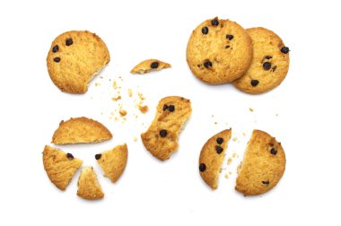 Çikolata parçalı kurabiyeler ve beyaz arka planda ufalanmış çatlaklar. Tatlı bisküviler lezzetli ve çıtır çıtır ev yapımı pastalar..