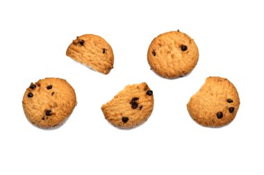 Beyaz arka planda izole edilmiş çikolata parçalı kurabiye ve çatlaklar. Tatlı bisküviler lezzetli ve çıtır çıtır ev yapımı pastalar..