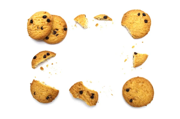 Galletas Con Chispas Chocolate Grietas Desmenuzadas Sobre Fondo Blanco Espacio —  Fotos de Stock