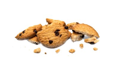 Çikolata parçalı kurabiyeler ve beyaz arka planda izole edilmiş kırıntılar. Tatlı bisküviler lezzetli ve çıtır çıtır ev yapımı pastalar..