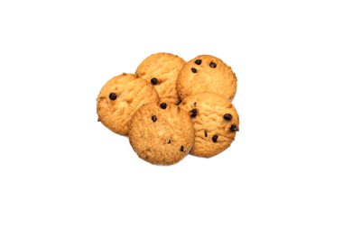 Beyaz arka planda izole edilmiş çikolatalı kurabiyeler. Tatlı bisküviler lezzetli ve çıtır çıtır ev yapımı pastalar..