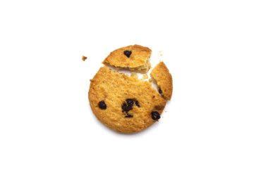 Çikolata parçalı kurabiyeler ve beyaz arka planda ufalanmış çatlaklar. Tatlı bisküviler lezzetli ve çıtır çıtır ev yapımı pastalar..